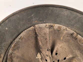 Heer, Stahlhelm Modell 1935. In allen Teilen original und zusammengehöriges Stück, das Hakenkreuz zu etwa 95% erhalten. Hersteller mit lesbar. Ungereinigt, Glockengrösse 64