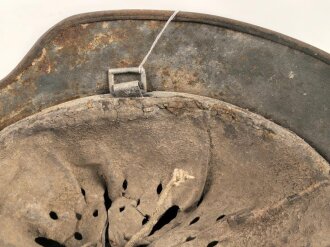 Heer, Stahlhelm Modell 1935. In allen Teilen original und zusammengehöriges Stück, das Hakenkreuz zu etwa 95% erhalten. Hersteller mit lesbar. Ungereinigt, Glockengrösse 64