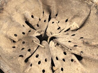 Heer, Stahlhelm Modell 1935. In allen Teilen original und zusammengehöriges Stück, das Hakenkreuz zu etwa 95% erhalten. Hersteller mit lesbar. Ungereinigt, Glockengrösse 64