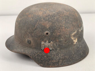 Heer, Stahlhelm Modell 1935. In allen Teilen original und zusammengehöriges Stück, das Hakenkreuz zu etwa 95% erhalten. Hersteller mit lesbar. Ungereinigt, Glockengrösse 64