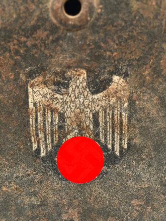 Heer, Stahlhelm Modell 1935. In allen Teilen original und zusammengehöriges Stück, das Hakenkreuz zu etwa 95% erhalten. Hersteller mit lesbar. Ungereinigt, Glockengrösse 64