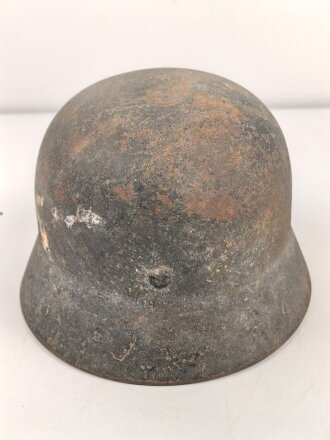 Heer, Stahlhelm Modell 1935. In allen Teilen original und zusammengehöriges Stück, das Hakenkreuz zu etwa 95% erhalten. Hersteller mit lesbar. Ungereinigt, Glockengrösse 64