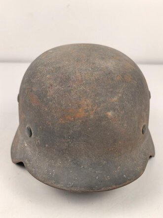 Heer, Stahlhelm Modell 1935. In allen Teilen original und zusammengehöriges Stück, das Hakenkreuz zu etwa 95% erhalten. Hersteller mit lesbar. Ungereinigt, Glockengrösse 64