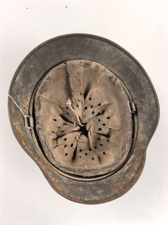 Heer, Stahlhelm Modell 1935. In allen Teilen original und zusammengehöriges Stück, das Hakenkreuz zu etwa 95% erhalten. Hersteller mit lesbar. Ungereinigt, Glockengrösse 64