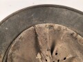 Heer, Stahlhelm Modell 1935. In allen Teilen original und zusammengehöriges Stück, das Hakenkreuz zu etwa 95% erhalten. Hersteller mit lesbar. Ungereinigt, Glockengrösse 64