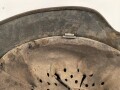 Heer, Stahlhelm Modell 1935. In allen Teilen original und zusammengehöriges Stück, das Hakenkreuz zu etwa 95% erhalten. Hersteller mit lesbar. Ungereinigt, Glockengrösse 64