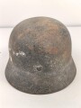 Heer, Stahlhelm Modell 1935. In allen Teilen original und zusammengehöriges Stück, das Hakenkreuz zu etwa 95% erhalten. Hersteller mit lesbar. Ungereinigt, Glockengrösse 64