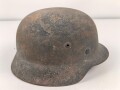 Heer, Stahlhelm Modell 1935. In allen Teilen original und zusammengehöriges Stück, das Hakenkreuz zu etwa 95% erhalten. Hersteller mit lesbar. Ungereinigt, Glockengrösse 64