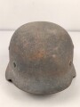 Heer, Stahlhelm Modell 1935. In allen Teilen original und zusammengehöriges Stück, das Hakenkreuz zu etwa 95% erhalten. Hersteller mit lesbar. Ungereinigt, Glockengrösse 64