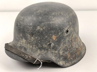 Heer, Stahlhelm Modell 1942. In allen Teilen original und zusammengehöriges Stück mit resten von weißer Tarnung. Hersteller hkp 64. Ungereinigt
