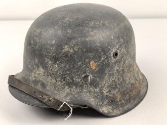 Heer, Stahlhelm Modell 1942. In allen Teilen original und zusammengehöriges Stück mit resten von weißer Tarnung. Hersteller hkp 64. Ungereinigt