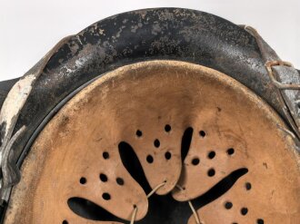 Heer, Stahlhelm Modell 1942. In allen Teilen original und zusammengehöriges Stück mit resten von weißer Tarnung. Hersteller hkp 64. Ungereinigt
