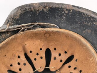 Heer, Stahlhelm Modell 1942. In allen Teilen original und zusammengehöriges Stück mit resten von weißer Tarnung. Hersteller hkp 64. Ungereinigt