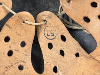 Heer, Stahlhelm Modell 1942. In allen Teilen original und zusammengehöriges Stück mit resten von weißer Tarnung. Hersteller hkp 64. Ungereinigt