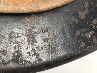 Heer, Stahlhelm Modell 1942. In allen Teilen original und zusammengehöriges Stück mit resten von weißer Tarnung. Hersteller hkp 64. Ungereinigt