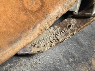 Heer, Stahlhelm Modell 1942. In allen Teilen original und zusammengehöriges Stück mit resten von weißer Tarnung. Hersteller hkp 64. Ungereinigt