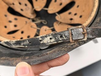 Heer, Stahlhelm Modell 1942. In allen Teilen original und zusammengehöriges Stück mit resten von weißer Tarnung. Hersteller hkp 64. Ungereinigt