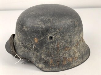 Heer, Stahlhelm Modell 1942. In allen Teilen original und zusammengehöriges Stück mit resten von weißer Tarnung. Hersteller hkp 64. Ungereinigt