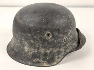 Heer, Stahlhelm Modell 1942. In allen Teilen original und zusammengehöriges Stück mit resten von weißer Tarnung. Hersteller hkp 64. Ungereinigt