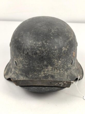 Heer, Stahlhelm Modell 1942. In allen Teilen original und zusammengehöriges Stück mit resten von weißer Tarnung. Hersteller hkp 64. Ungereinigt
