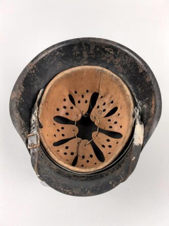 Heer, Stahlhelm Modell 1942. In allen Teilen original und zusammengehöriges Stück mit resten von weißer Tarnung. Hersteller hkp 64. Ungereinigt