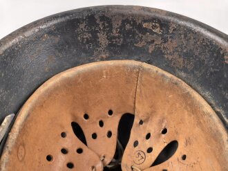 Heer, Stahlhelm Modell 1942. In allen Teilen original und zusammengehöriges Stück mit resten von weißer Tarnung. Hersteller hkp 64. Ungereinigt