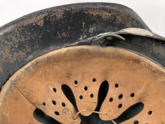 Heer, Stahlhelm Modell 1942. In allen Teilen original und zusammengehöriges Stück mit resten von weißer Tarnung. Hersteller hkp 64. Ungereinigt