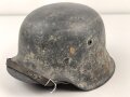 Heer, Stahlhelm Modell 1942. In allen Teilen original und zusammengehöriges Stück mit resten von weißer Tarnung. Hersteller hkp 64. Ungereinigt
