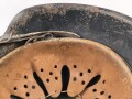 Heer, Stahlhelm Modell 1942. In allen Teilen original und zusammengehöriges Stück mit resten von weißer Tarnung. Hersteller hkp 64. Ungereinigt