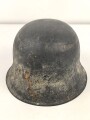 Heer, Stahlhelm Modell 1942. In allen Teilen original und zusammengehöriges Stück mit resten von weißer Tarnung. Hersteller hkp 64. Ungereinigt
