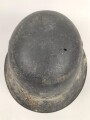 Heer, Stahlhelm Modell 1942. In allen Teilen original und zusammengehöriges Stück mit resten von weißer Tarnung. Hersteller hkp 64. Ungereinigt