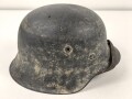 Heer, Stahlhelm Modell 1942. In allen Teilen original und zusammengehöriges Stück mit resten von weißer Tarnung. Hersteller hkp 64. Ungereinigt