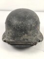 Heer, Stahlhelm Modell 1942. In allen Teilen original und zusammengehöriges Stück mit resten von weißer Tarnung. Hersteller hkp 64. Ungereinigt