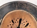 Heer, Stahlhelm Modell 1942. In allen Teilen original und zusammengehöriges Stück mit resten von weißer Tarnung. Hersteller hkp 64. Ungereinigt