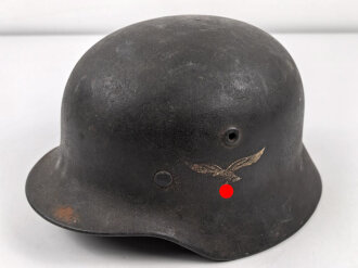 Luftwaffe, Stahlhelm Modell 1940. In allen Teilen original , die Nieten zugehörig, der Ring irgendwann ergänzt oder unschlau aus- und wieder eingebaut, das Hakenkreuz zu etwa 85% erhalten. Ungereinigt, Hersteller Q64