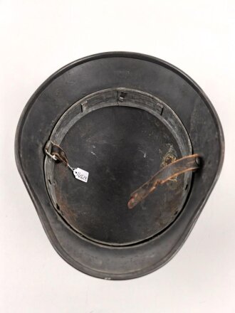 Luftwaffe, Stahlhelm Modell 1940. In allen Teilen original , die Nieten zugehörig, der Ring irgendwann ergänzt oder unschlau aus- und wieder eingebaut, das Hakenkreuz zu etwa 85% erhalten. Ungereinigt, Hersteller Q64