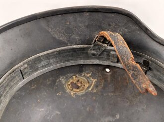 Luftwaffe, Stahlhelm Modell 1940. In allen Teilen original , die Nieten zugehörig, der Ring irgendwann ergänzt oder unschlau aus- und wieder eingebaut, das Hakenkreuz zu etwa 85% erhalten. Ungereinigt, Hersteller Q64