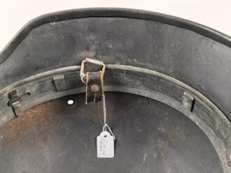 Luftwaffe, Stahlhelm Modell 1940. In allen Teilen original , die Nieten zugehörig, der Ring irgendwann ergänzt oder unschlau aus- und wieder eingebaut, das Hakenkreuz zu etwa 85% erhalten. Ungereinigt, Hersteller Q64