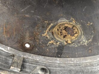 Luftwaffe, Stahlhelm Modell 1940. In allen Teilen original , die Nieten zugehörig, der Ring irgendwann ergänzt oder unschlau aus- und wieder eingebaut, das Hakenkreuz zu etwa 85% erhalten. Ungereinigt, Hersteller Q64