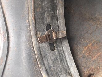 Luftwaffe, Stahlhelm Modell 1940. In allen Teilen original , die Nieten zugehörig, der Ring irgendwann ergänzt oder unschlau aus- und wieder eingebaut, das Hakenkreuz zu etwa 85% erhalten. Ungereinigt, Hersteller Q64