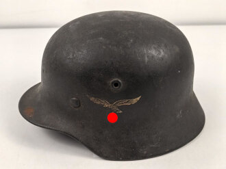 Luftwaffe, Stahlhelm Modell 1940. In allen Teilen original , die Nieten zugehörig, der Ring irgendwann ergänzt oder unschlau aus- und wieder eingebaut, das Hakenkreuz zu etwa 85% erhalten. Ungereinigt, Hersteller Q64