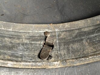 Luftwaffe, Stahlhelm Modell 1940. In allen Teilen original , die Nieten zugehörig, der Ring irgendwann ergänzt oder unschlau aus- und wieder eingebaut, das Hakenkreuz zu etwa 85% erhalten. Ungereinigt, Hersteller Q64