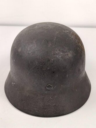 Luftwaffe, Stahlhelm Modell 1940. In allen Teilen original , die Nieten zugehörig, der Ring irgendwann ergänzt oder unschlau aus- und wieder eingebaut, das Hakenkreuz zu etwa 85% erhalten. Ungereinigt, Hersteller Q64