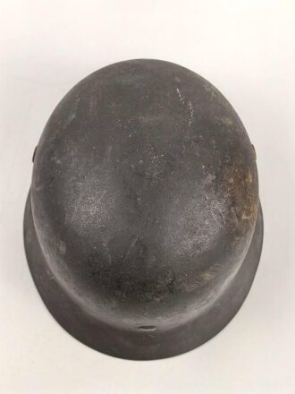 Luftwaffe, Stahlhelm Modell 1940. In allen Teilen original , die Nieten zugehörig, der Ring irgendwann ergänzt oder unschlau aus- und wieder eingebaut, das Hakenkreuz zu etwa 85% erhalten. Ungereinigt, Hersteller Q64