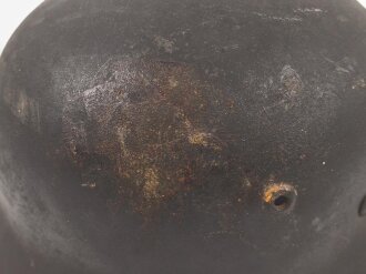 Luftwaffe, Stahlhelm Modell 1940. In allen Teilen original , die Nieten zugehörig, der Ring irgendwann ergänzt oder unschlau aus- und wieder eingebaut, das Hakenkreuz zu etwa 85% erhalten. Ungereinigt, Hersteller Q64