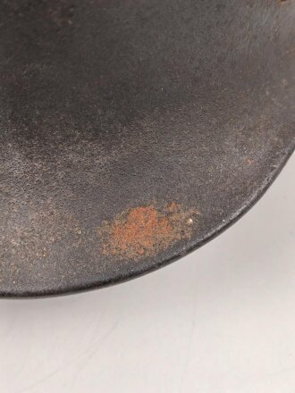 Luftwaffe, Stahlhelm Modell 1940. In allen Teilen original , die Nieten zugehörig, der Ring irgendwann ergänzt oder unschlau aus- und wieder eingebaut, das Hakenkreuz zu etwa 85% erhalten. Ungereinigt, Hersteller Q64