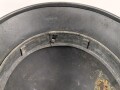 Luftwaffe, Stahlhelm Modell 1940. In allen Teilen original , die Nieten zugehörig, der Ring irgendwann ergänzt oder unschlau aus- und wieder eingebaut, das Hakenkreuz zu etwa 85% erhalten. Ungereinigt, Hersteller Q64