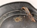 Luftwaffe, Stahlhelm Modell 1940. In allen Teilen original , die Nieten zugehörig, der Ring irgendwann ergänzt oder unschlau aus- und wieder eingebaut, das Hakenkreuz zu etwa 85% erhalten. Ungereinigt, Hersteller Q64