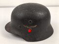 Luftwaffe, Stahlhelm Modell 1940. In allen Teilen original , die Nieten zugehörig, der Ring irgendwann ergänzt oder unschlau aus- und wieder eingebaut, das Hakenkreuz zu etwa 85% erhalten. Ungereinigt, Hersteller Q64