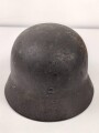 Luftwaffe, Stahlhelm Modell 1940. In allen Teilen original , die Nieten zugehörig, der Ring irgendwann ergänzt oder unschlau aus- und wieder eingebaut, das Hakenkreuz zu etwa 85% erhalten. Ungereinigt, Hersteller Q64